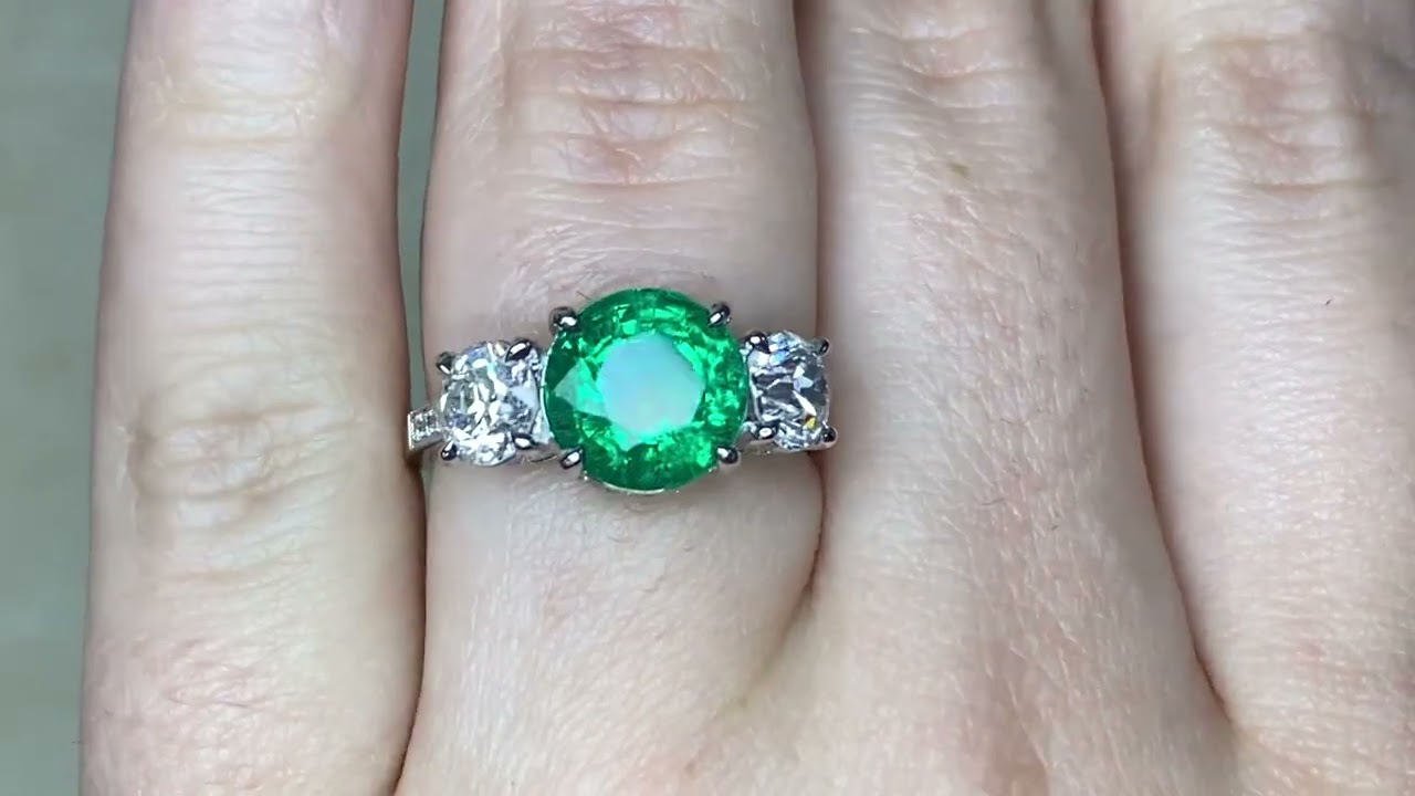 2.48 Carat Green Emerald Ring - Pampa Ring - Hand Video