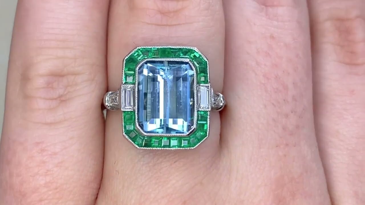 2.86 carat Aquamarine Ring Surrounded by a Halo of Emeralds - Almada Ring - Hand Video