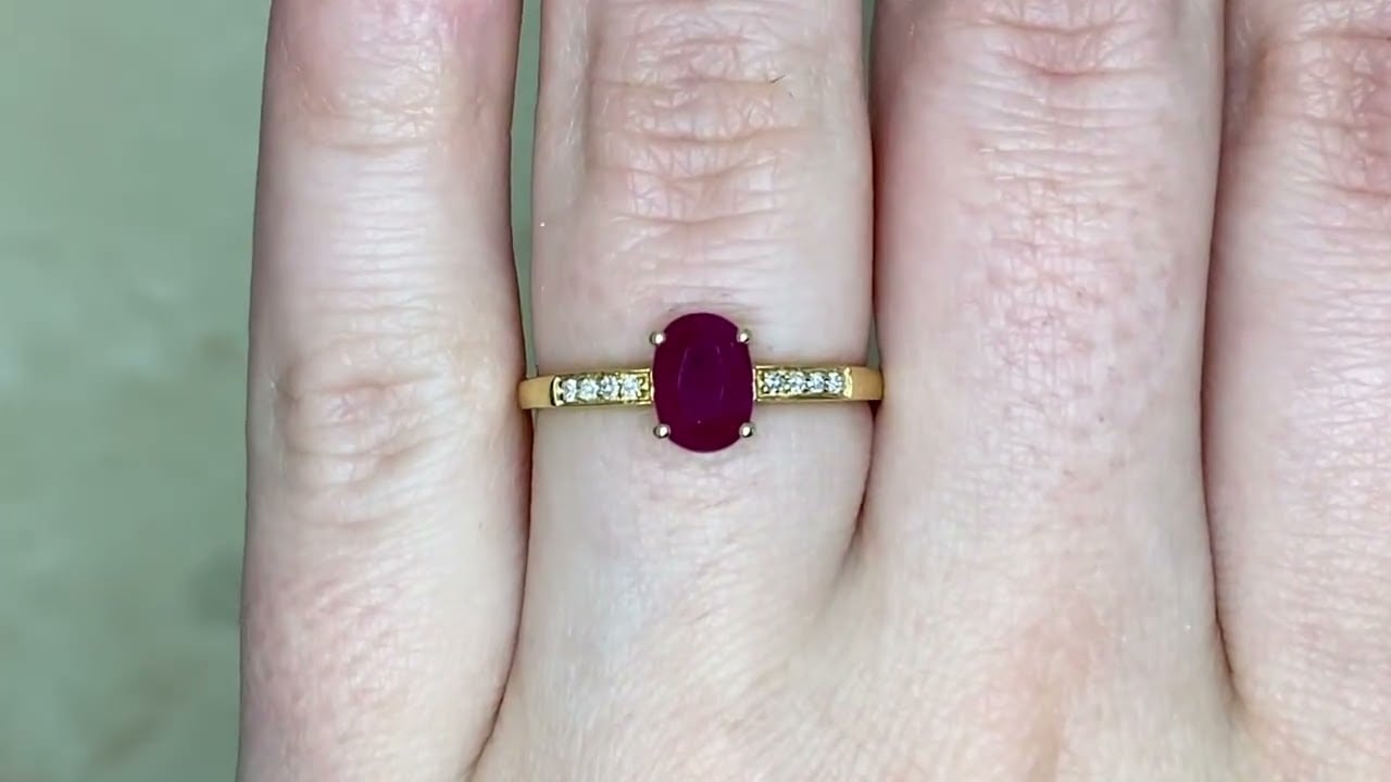 Stunning vintage ring featuring a 1.00 carat oval-cut ruby - Inari Ring - Hand video -