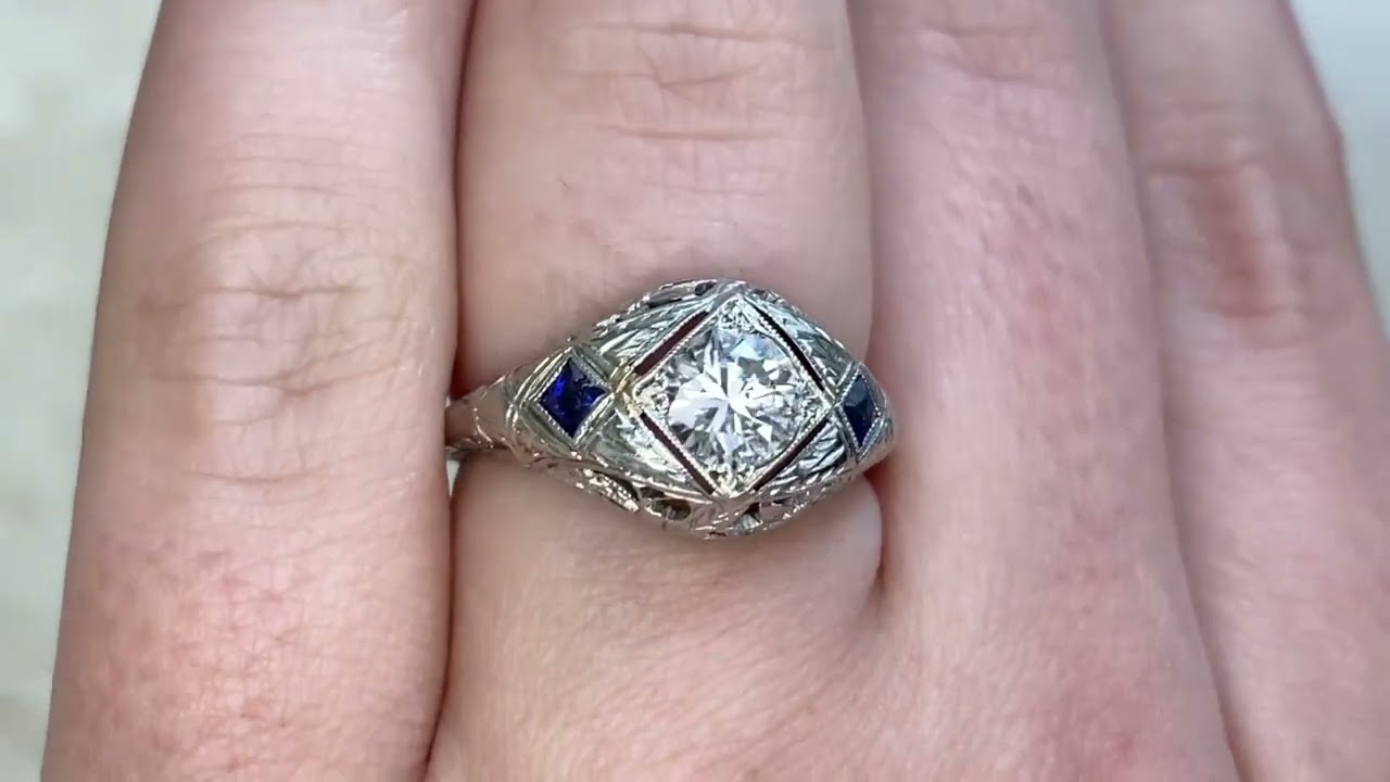 0.65 carats Round Brilliant Cut Diamond Ring - Venetian Ring - Hand Video