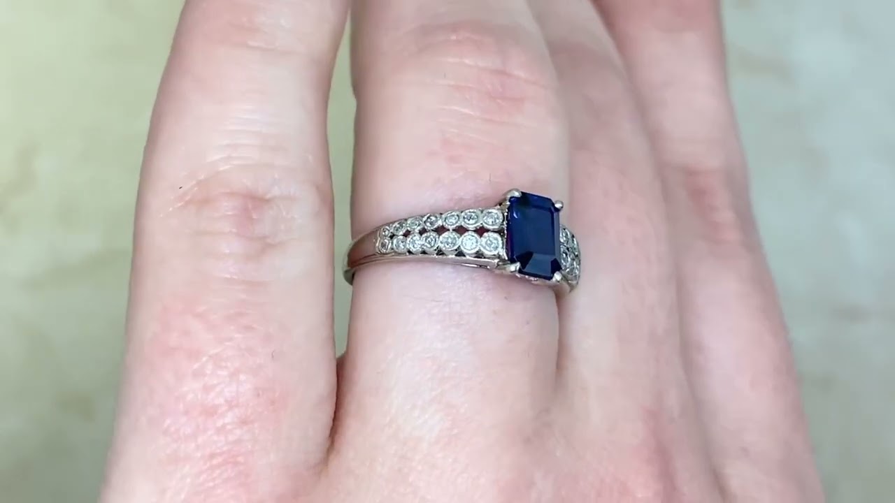 beautiful antique emerald cut sapphire ring - Lubon Ring - Hand video