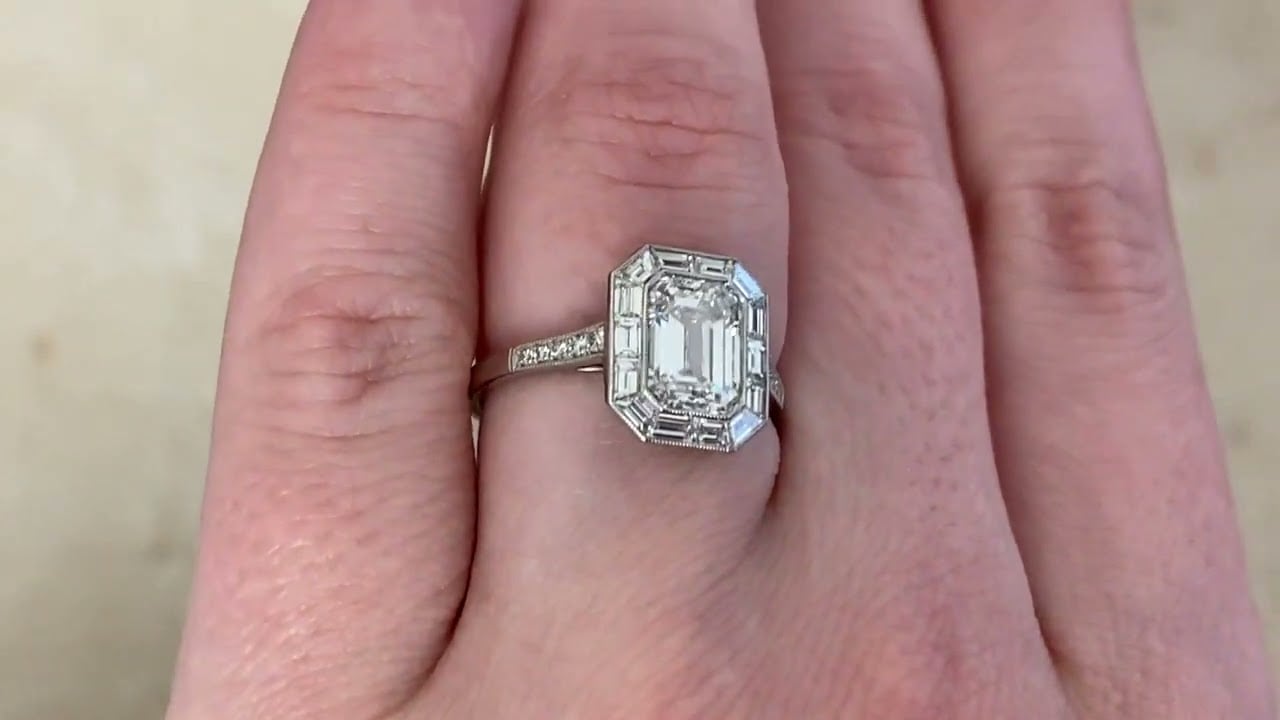 Engagement ring decorated with fine milgrain - Cremona Ring - Hand video