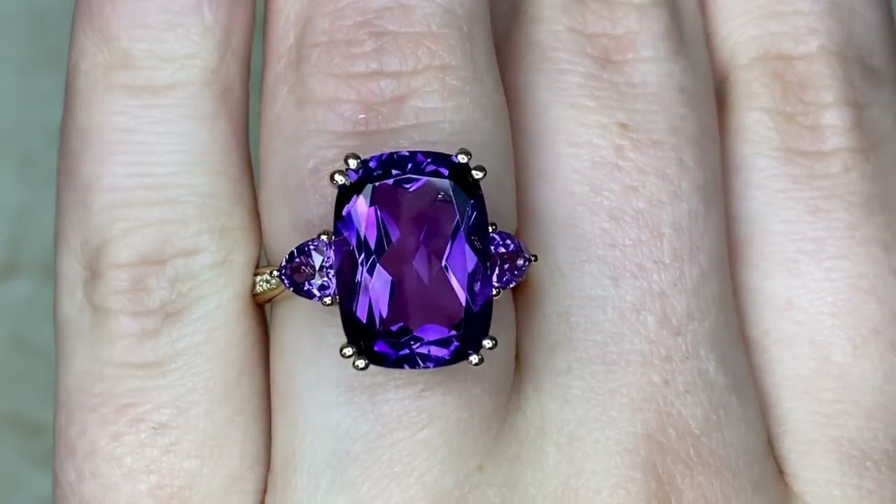 14K Yellow Gold Elongated Cushion-Cut Amethyst Ring - Nassau Ring - Hand Video