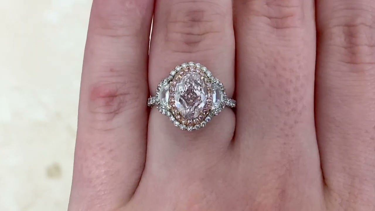 Stunning colored diamond ring - Delano Ring - Hand video