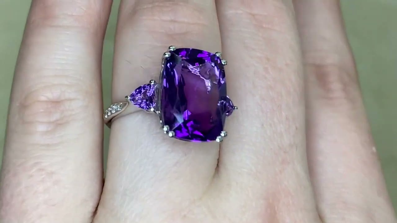 Impressive gemstone ring featuring an amethyst - Missouri Ring - Hand video
