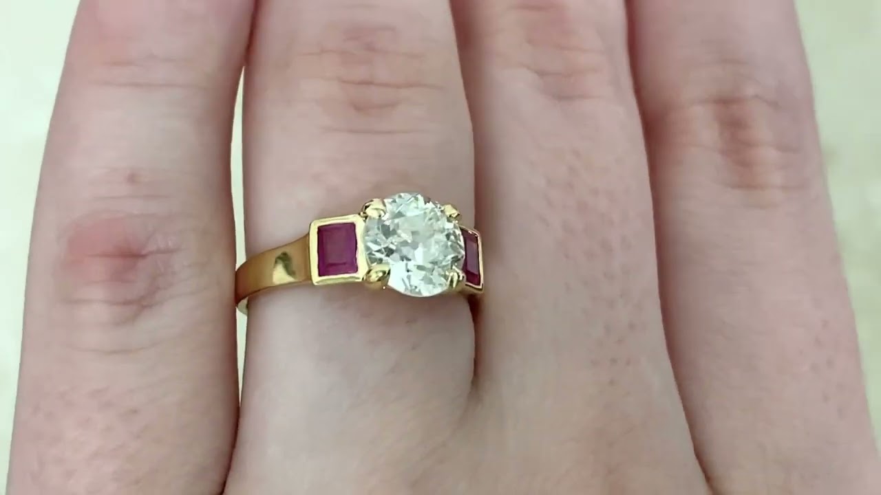 Unique engagement ring set in 18k yellow gold - Cyprus Ring - Hand video
