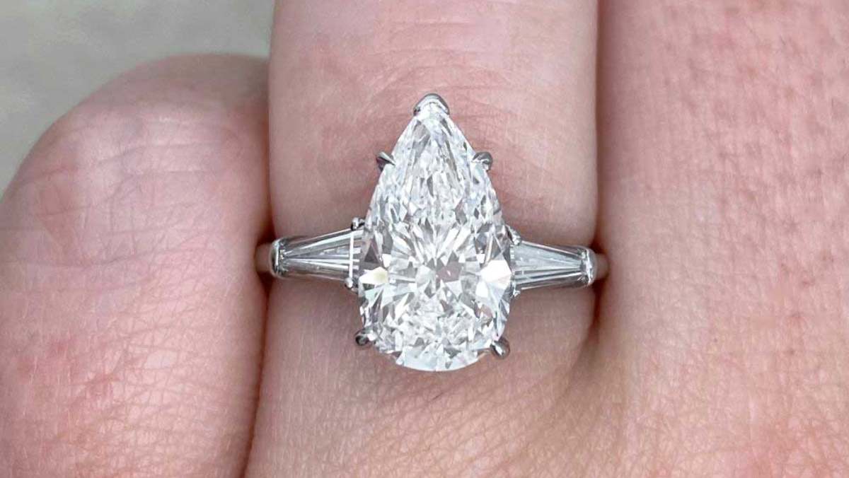 E color VVS2 2.79 carat center pear shaped diamond with diamond accents