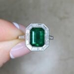 alanya ring with Round brilliant cut diamonds weighing 0.14 carats on the shoulders