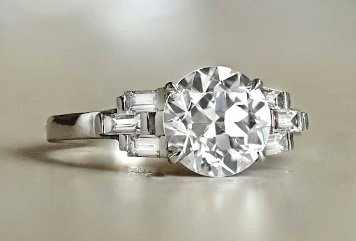 Art Deco diamond ring made in platinum