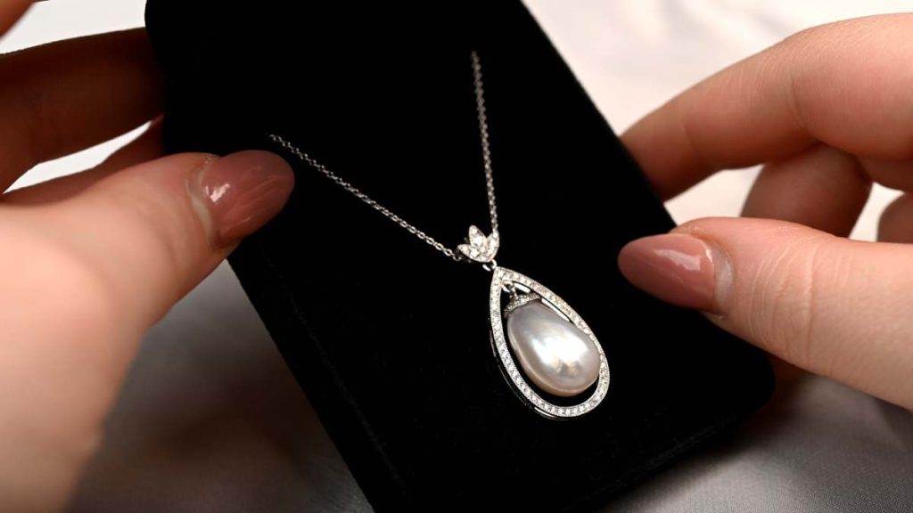 Natural Saltwater Pearl Pendant with Diamonds