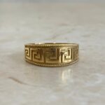 graduating width from top to back of the band 18k gold mens band Kane Band 15828