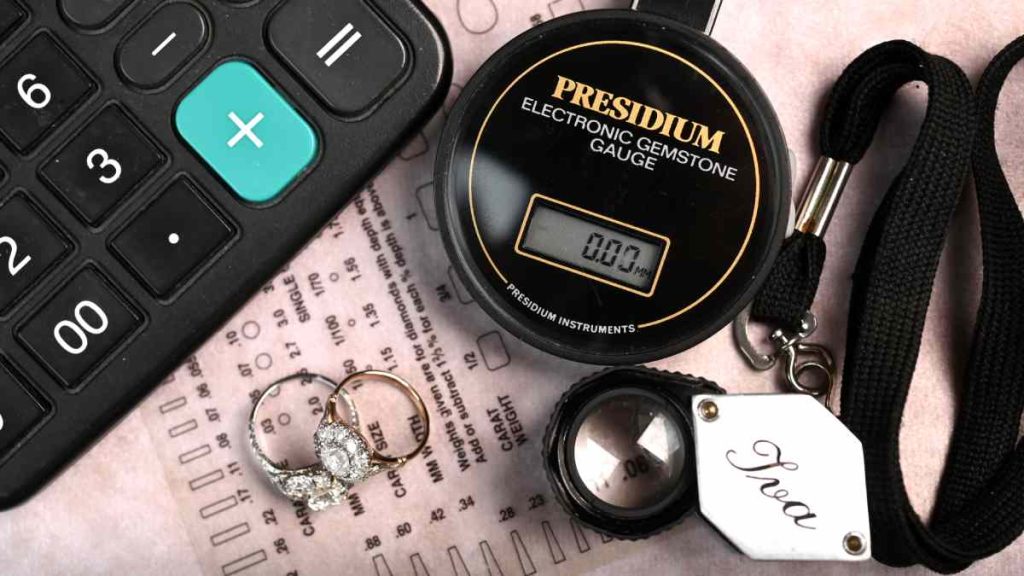 SI2 Diamond Engagement Rings with jewelry tools