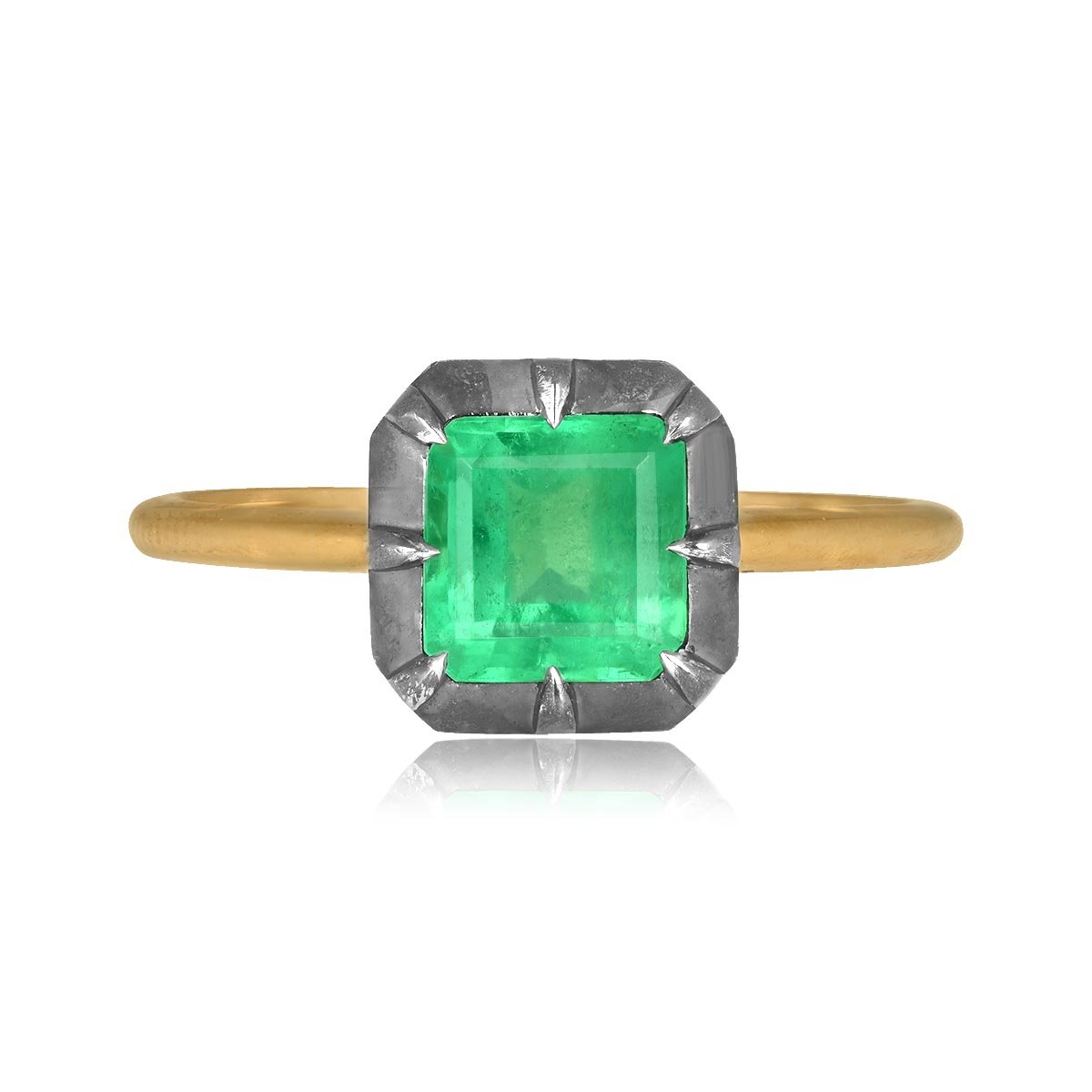 Stacked from 47 images. Method=C (S=1) center 1.06 carat emerald stone set in blackened platinum and yellow gold Dayton Ring 15439vb