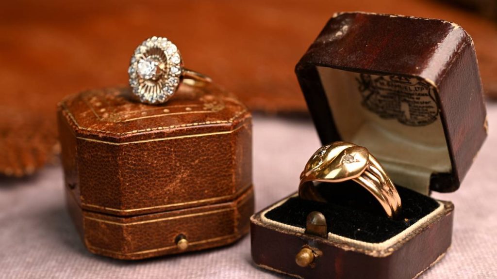 2 beautiful antique rings and boxes