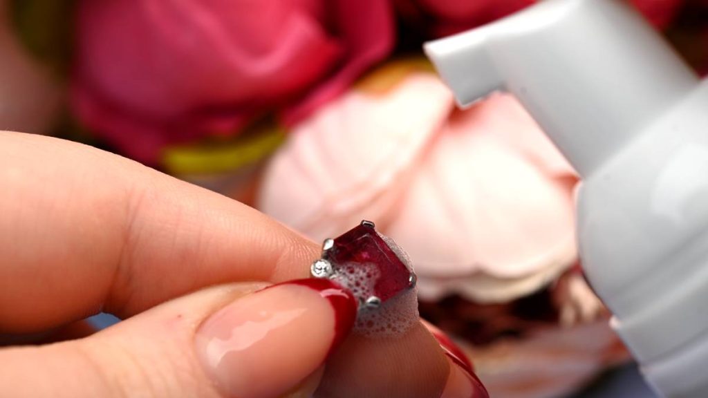 Cleaning a tourmaline ring with Soap mousse spray