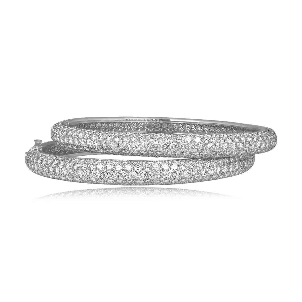 Stacked from 32 images. Method=C (S=1) a pair of white gold diamond Cartier bangles with 35ct of diamonds Cartier Bangle